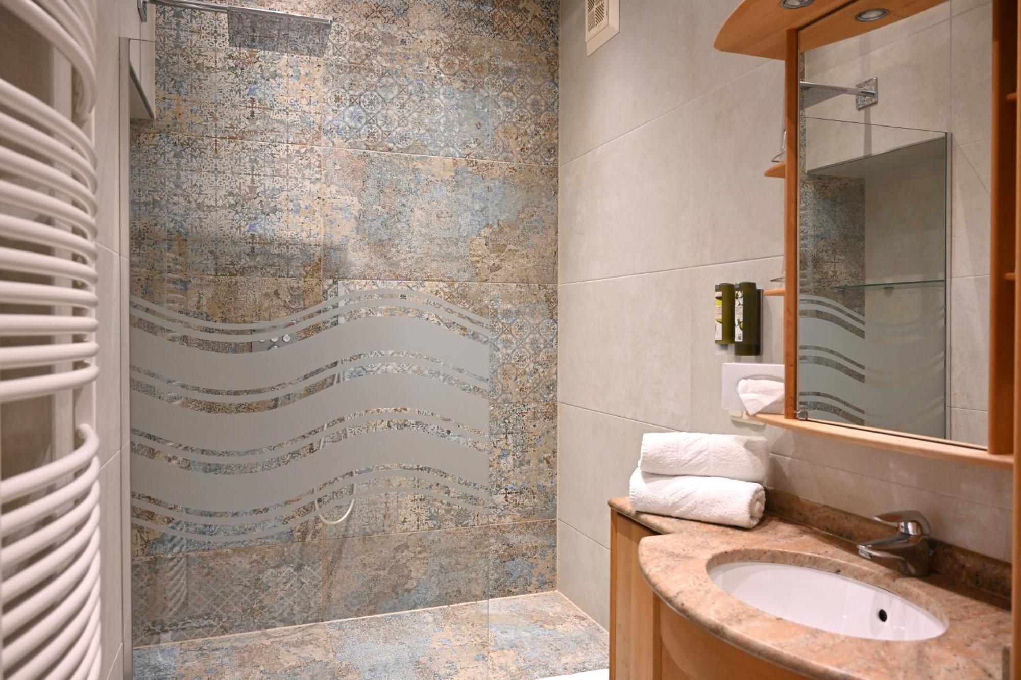 Seehotel Astoria Portschach am Woerthersee Ngoại thất bức ảnh
